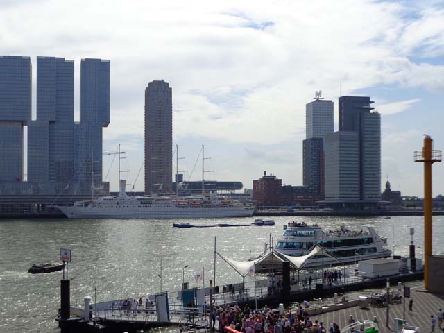 Cruiseschip ms Wind Surf van Windstar Cruises aan de Cruise Terminal Rotterdam